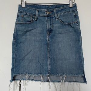 Like New Levi’s denim skirt size 24